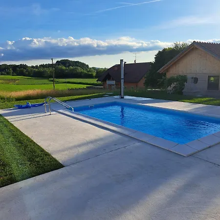 Apartma Bukor With Seasonal Pool Lukovica pri Domzalah